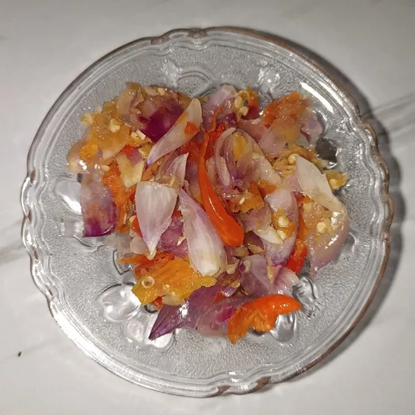 Uleg kasar bawang merah, bawang putih dan cabai rawit.
