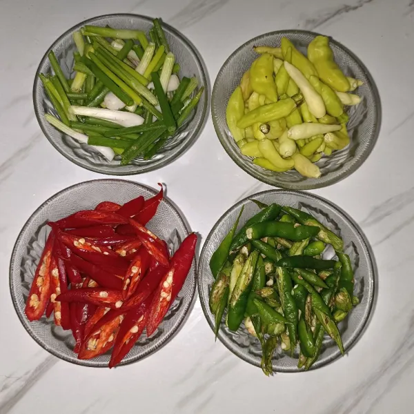 Iris cabai merah dan cabai hijau, serta potong daun bawang.