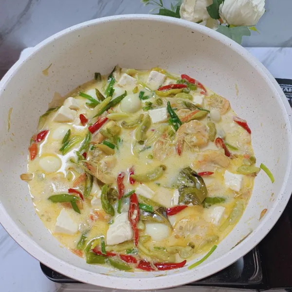 Masukkan santan, telur dan tahu, bumbui dengan garam, kaldu dan gula,aduk perlahan, masak sampai mendidih, koreksi rasa,angkat dan siap disajikan.