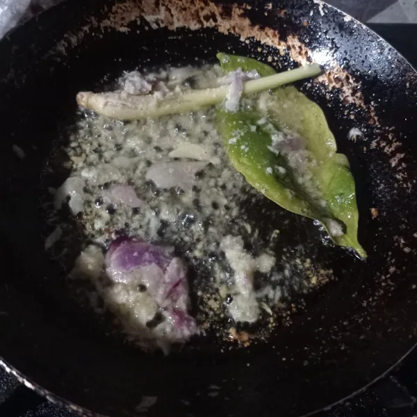 Tumis bumbu halus, daun salam, sereh, dan daun jeruk sampai matang.