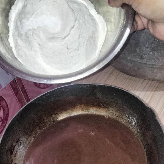 aduk hingga uap panas hilang, kemudian tuang tepung terigu aduk rata.