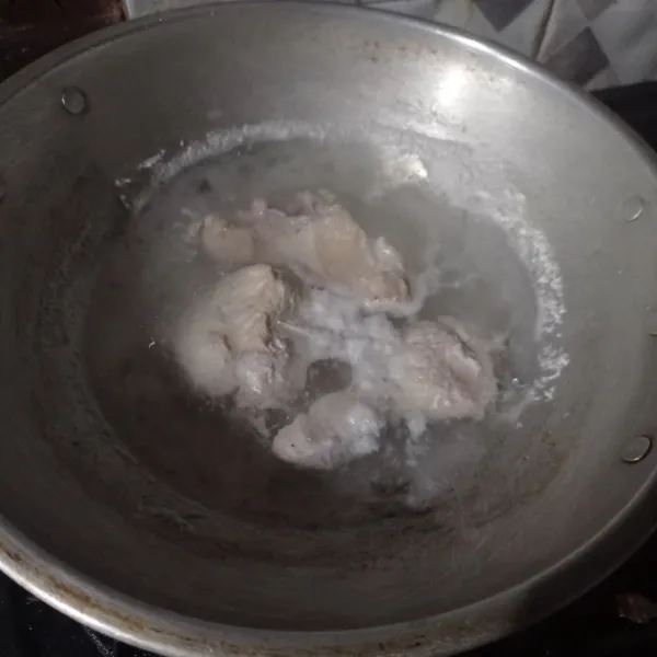 Rebus ayam sampai matang, kemudian tiriskan.