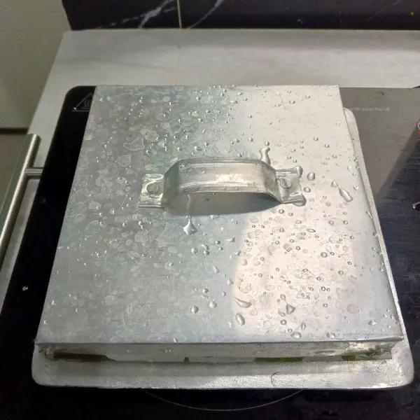 Kemudian tutup, panggang hingga matang.