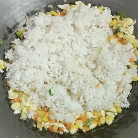 Masukkan nasi, kemudian aduk merata.