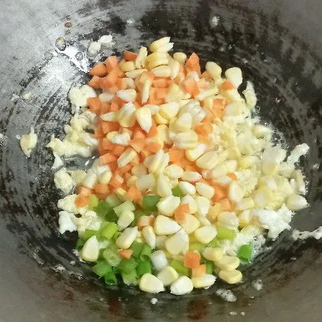 Masukkan jagung, wortel, dan bawang prei. Aduk rata dan lanjut masak sampai layu atau matang.