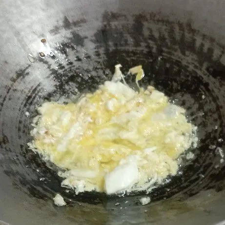 Tambahkan telur, buat orak arik.