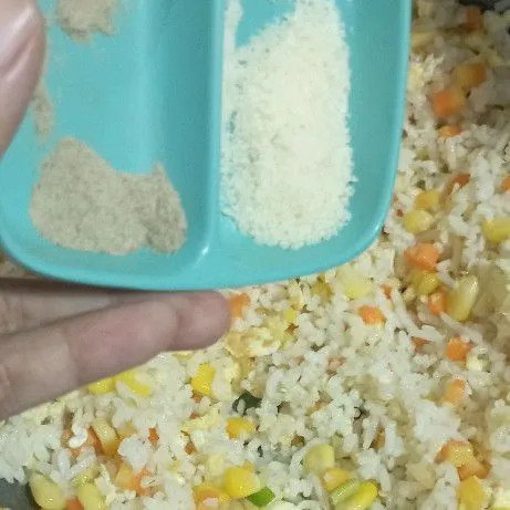 Bumbui dengan lada bubuk, kaldu bubuk, dan minyak wijen. Aduk merata dan koreksi rasanya. Jika sudah pas, pindahkan ke piring saji dan hidangkan hangat!