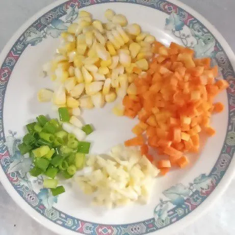 Cincang halus bawang putih, potong dadu kecil wortelnya, dan iris-iris bawang prei.
