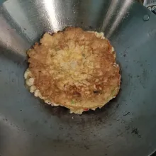 Jika bagian bawah sudah matang, balik perlahan, masak sampai matang.