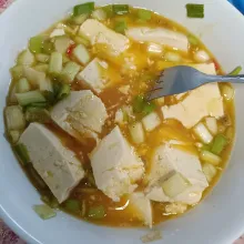 Masukkan tahu, hancurkan pakai garpu.