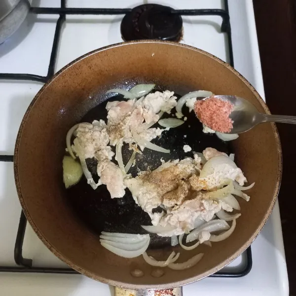 Beri garam, kaldu jamur, dan merica bubuk