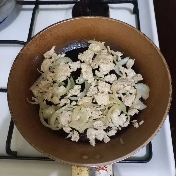 Masak hingga matang dan bumbu menyerap, sisihkan