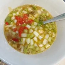 Tambahkan potongan daun bawang dan irisan cabe rawit.
