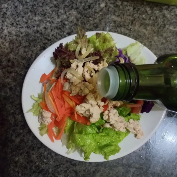 Tambahkan ayam, beri minyak zaitun