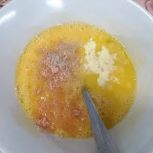 Beri lada bubuk, garam dan penyedap, aduk rata.