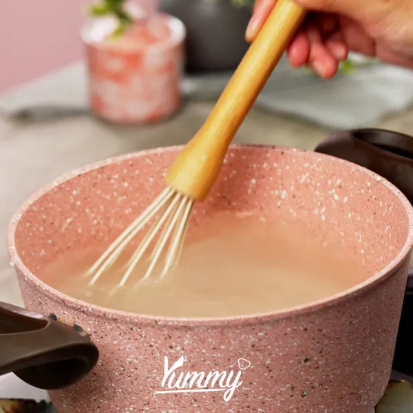 Masak bagian bening: Campur jelly, agar-agar, gula, dan air, masak hingga mendidih.