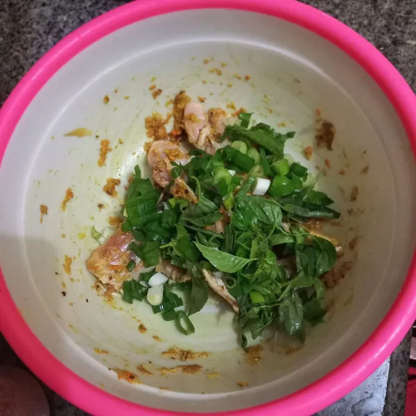 Tambahkan irisan bawang daun dan daun kemangi, aduk rata