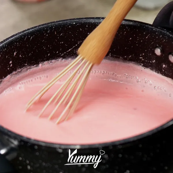 Masak bagian warna: Campur jelly, agar-agar, gula, susu cair, dan pewarna, lalu masak hingga mendidih.
