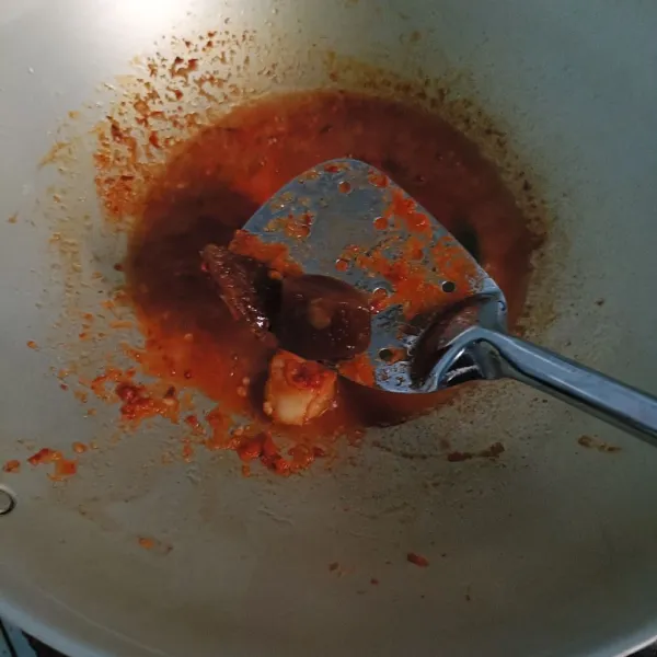 Masukkan asam matang dan gula merah, beri sedikit air, aduk rata.
