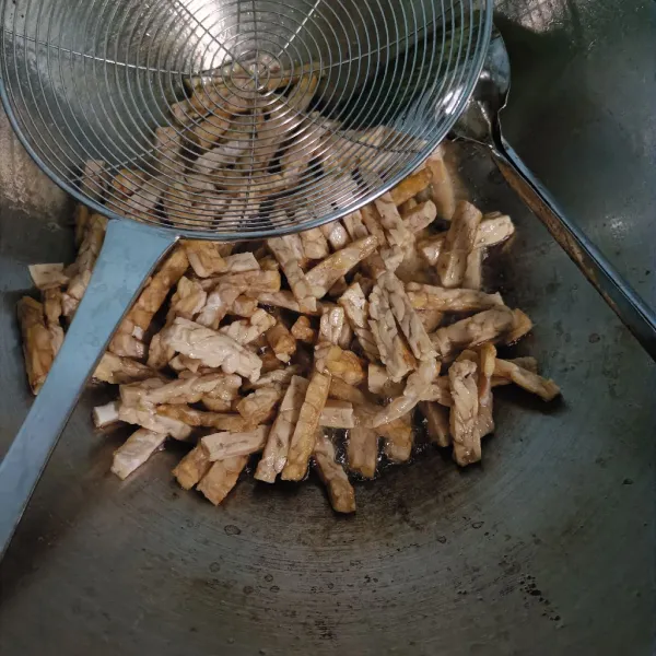 Goreng tempe sampai kering.