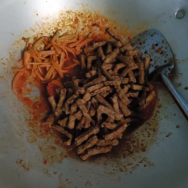 Masukkan tempe dan wortel.