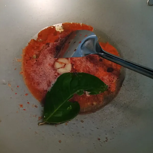 Tumis bumbu dan rempah sampai harum.