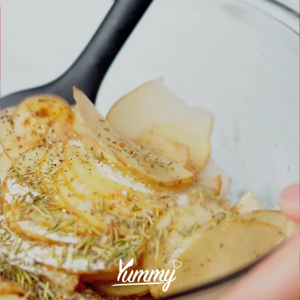 Tambahkan olive oil, garlic powder, thyme, rosemary, lada hitam, garam lalu aduk hingga rata, sisihkan