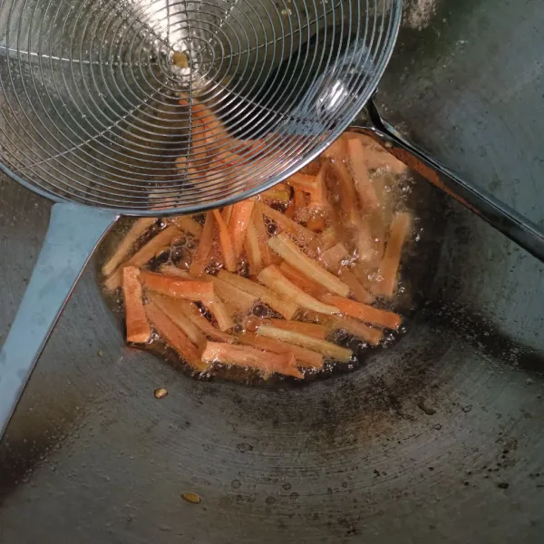 Goreng wortel sampai kering.