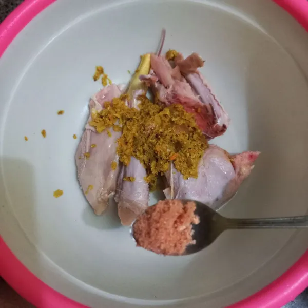 Lumuri pada potongan ayam kampung, aduk rata dan diamkan minimal 30 menit