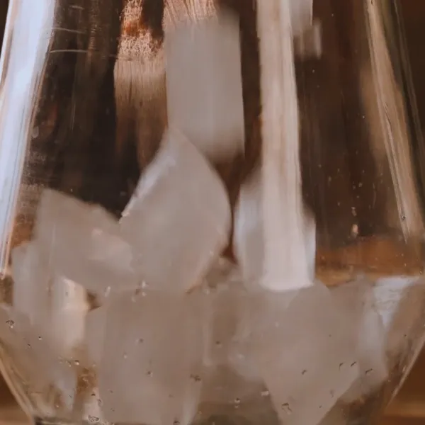 Tambahkan es batu dan air soda