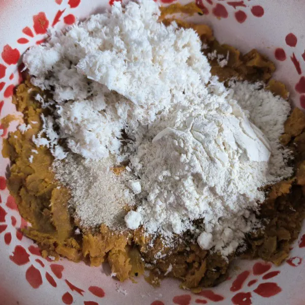 Haluskan ubi, kemudian tambahkan tepung terigu, kelapa parut, garam dan gula pasir.