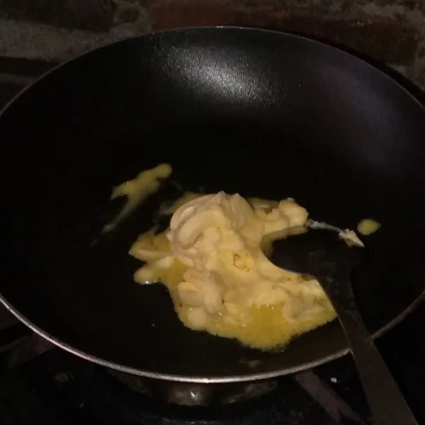 Lelehkan butter margarin hingga menjadi brown. Sisihkan.