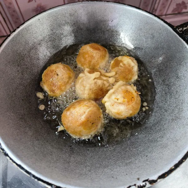 Kemudian goreng hingga matang, setelah matang angkat dan tiriskan.