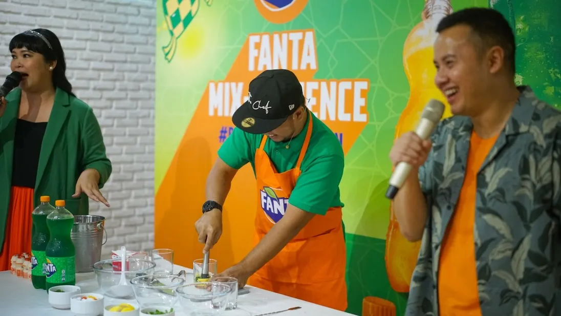 Mengusung perpaduan rasa manis, asam, dan segar, minuman ini hadir dalam warna hijau cerah yang menggoda selera. Rasanya yang menyegarkan menjadikannya pilihan sempurna untuk menemani berbagai hidangan berbuka puasa. Tak hanya sebagai minuman pendamping, Fanta Rasa Fruit Punch juga bisa dijadikan bahan dasar kreasi takjil kekinian yang semakin menarik dan lezat!