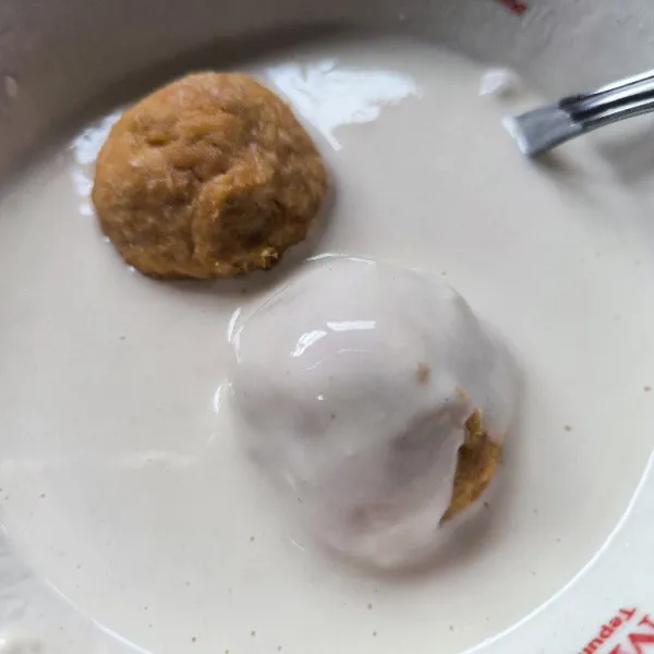 Masukkan adonan pilus kedalam adonan tepung.