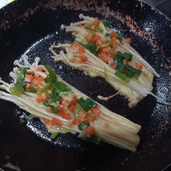 Panaskan sedikit minyak, kemudian goreng enoki sampai kedua sisinya matang. Angkat dan lakukan step ini sampai selesai.