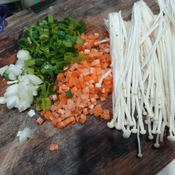 Potong wortel dan bawang bombay berbentuk kotak kecil. Iris halus daun bawang, lalu suwir besar juga jamur enoki. Kemudian, sisihkan.