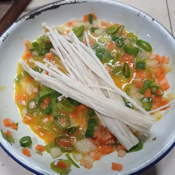 Celupkan jamur enoki, lalu bolak-balik.
