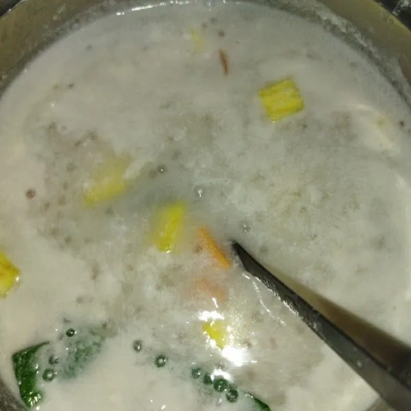 Setelah mendidih, masukkan sagu mutiara, tapioka jelly, ubi warna kuning dan oranye, kalau ubi ungu dimasukin, kuahnya akan berubah menjadi agak ungu.