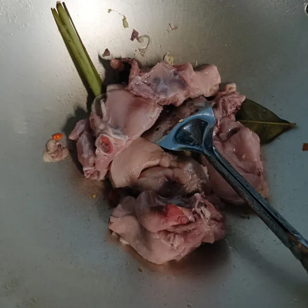 Masukkan ayam, oseng sampai berubah warna