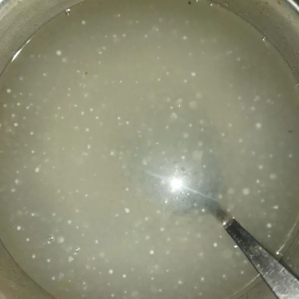 Rebus sagu mutiara hingga matang, angkat lalu tiriskan kemudian rendam dengan air matang.