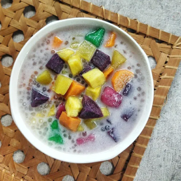 Penyajian: tuang bubur cha cha ke mangkuk lalu masukkan juga ubi ungu, aduk rata lalu sajikan.