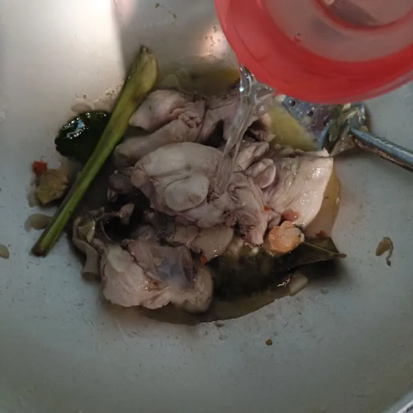 Tambahkan air, biarkan mendidih