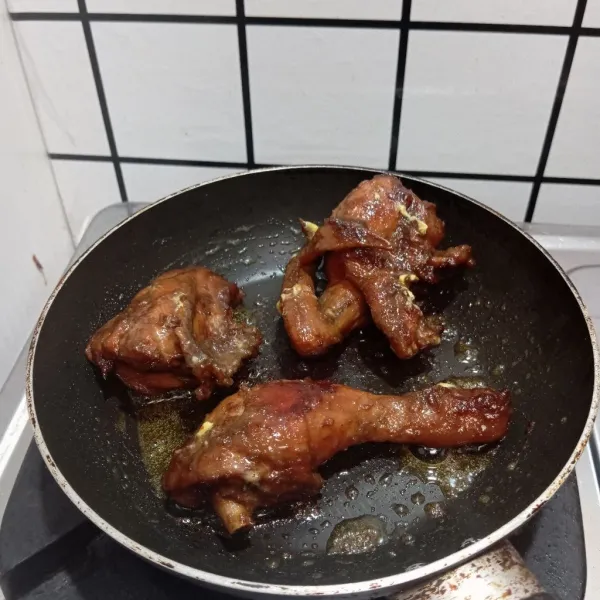 Oles teflon dengan margarin. Panggang ayam sambil dioles dengan bumbu ayamnya. Siap disajikan.