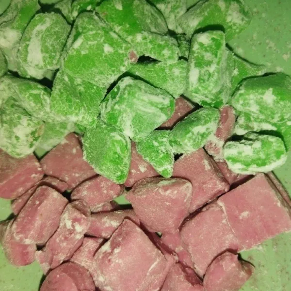 Masukkan semua bahan tapioka jelly kecuali pewarna makanan, bagi 2 adonan lalu masing-masing beri pewarna, cetak sesuai selera, lalu rebus hingga mengapung, angkat lalu rendam dengan air es agar tidak saling menempel.