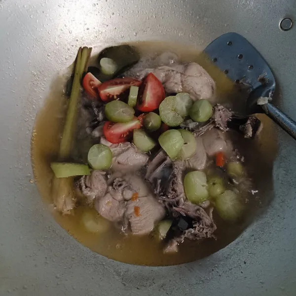 Masukkan irisan belimbing sayur dan tomat