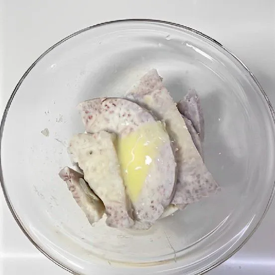 Kukus 200 gr talas hingga empuk, kemudian haluskan bersama 30 gr susu kental manis hingga membentuk pasta lembut