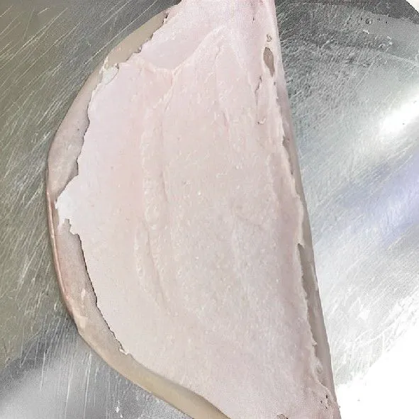 Lipat crepe menjadi setengah lingkaran, lalu olesi dengan pasta talas yang telah dibuat