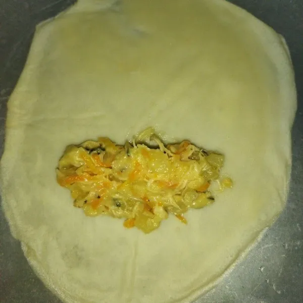 Ambil 1 lembar kulit risoles, lalu isi dengan isian secukupnya, lipat lalu gulung.