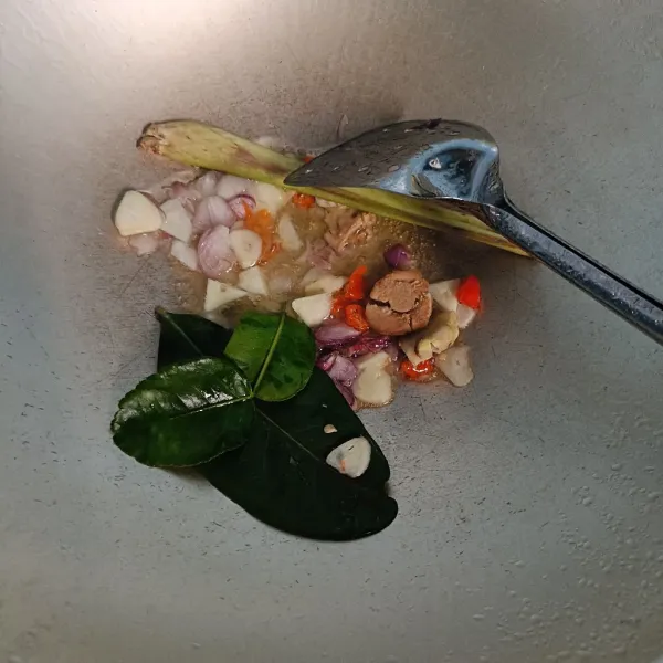 Tumis bawang dan rempah sampai harum